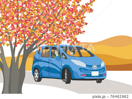 自動車に乗った男性と女性 76462962