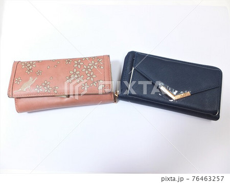 古いお財布と新しいお財布 76463257