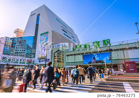 日本の東京都市景観　初「宣言」から1年。新宿駅（南口）には、多くの人出。再び感染爆発。変異株の脅威が 76463275