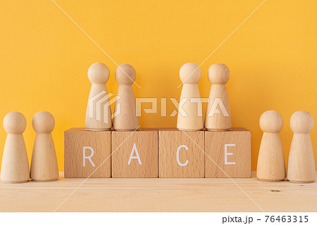 人種|「RACE」と書かれた積み木と8体の人型オブジェ 人種|「RACE」と書かれた積み木と8体の人型オブジェ 76463315