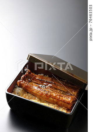 お重の中の鰻の蒲焼きを黒背景で撮影 お重の中の鰻の蒲焼きを黒背景で撮影 76463503
