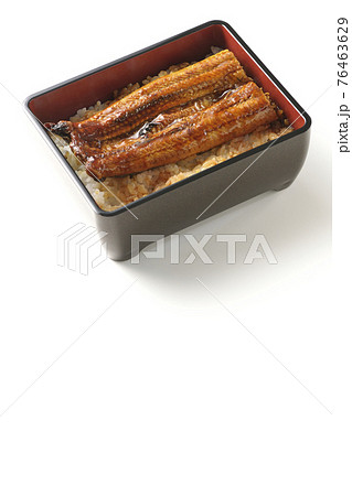 鰻の蒲焼き重を白背景で撮影 76463629