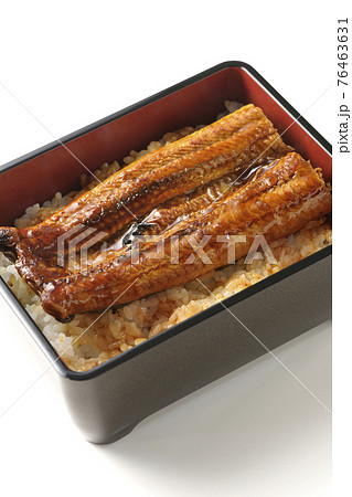 鰻の蒲焼き重を白背景で撮影 76463631