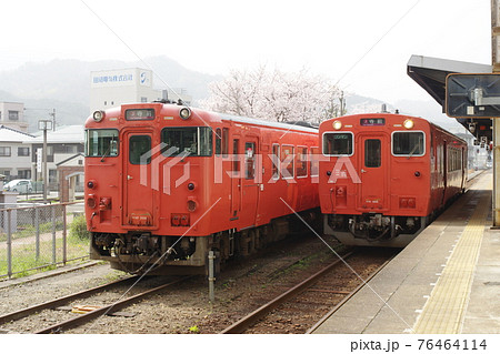 播但線・和田山駅に停車するJR西日本キハ41形、キハ40形気動車 76464114