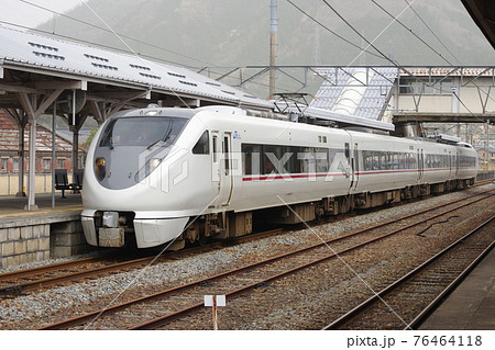 山陰本線・和田山駅に停車する下り特急こうのとり 76464118
