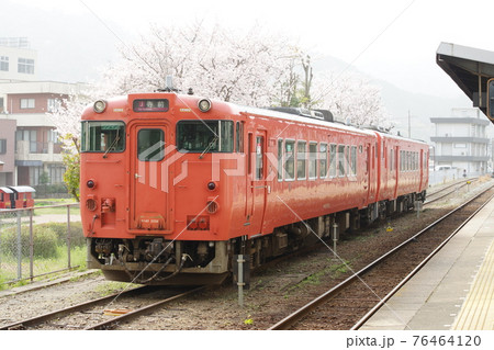 播但線・和田山駅に停車するJR西日本キハ41形、キハ40形気動車 76464120