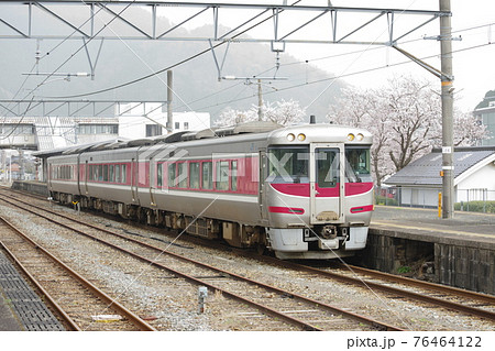 山陰本線・和田山駅を発車する下り特急はまかぜ 76464122