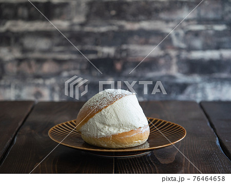 イタリアスイーツのマリトッツォ 新鮮な生クリームをパンで挟んだスイーツパン の写真素材