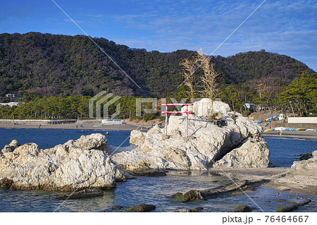 葉山町 一色海岸の赤鳥居の写真素材 76464667 Pixta