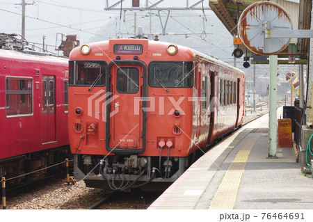 播但線・寺前駅で発車を待つ和田山行下り普通列車(前) 播但線・寺前駅で発車を待つ和田山行下り普通列車(前) 76464691