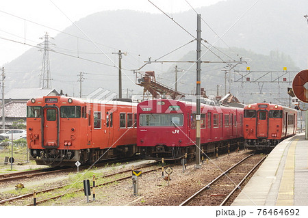 播但線・寺前駅に停車するキハ41形気動車と103系電車 76464692