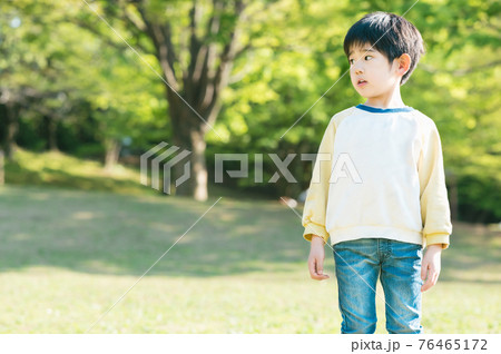 自然豊かな公園で遊ぶ男の子 76465172