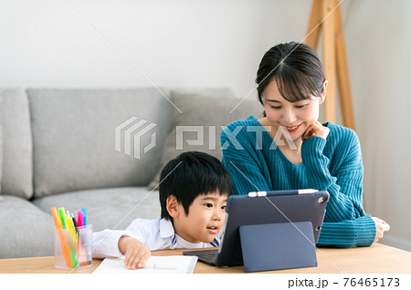 オンライン授業を受ける男の子と母親 76465173