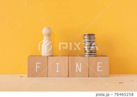 罰金｜「FINE」と書かれた積み木と人型オブジェとお金 76465258