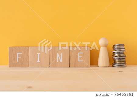 罰金|「FINE」と書かれた積み木と人型オブジェとお金 罰金|「FINE」と書かれた積み木と人型オブジェとお金 76465261