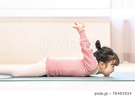 子供 女の子 女性 76465934