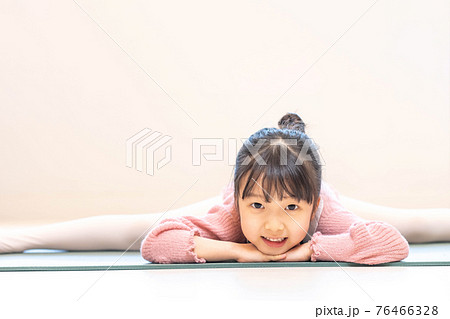 子供 ヨガ 少女 76466328