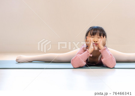子供 ヨガ 少女 76466341