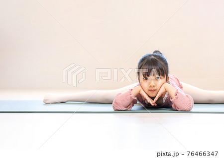 子供 ヨガ 少女 76466347