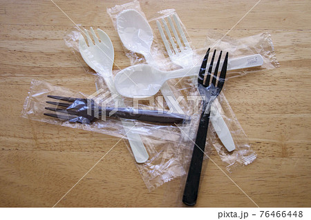 使い捨てのプラスチック製フォークとスプーン 使い捨てのプラスチック製フォークとスプーン 76466448