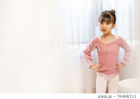子供 ヨガ 少女 76466511