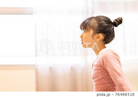 子供 ヨガ 少女 76466516
