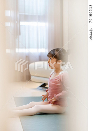 子供 ヨガ 少女 76466518
