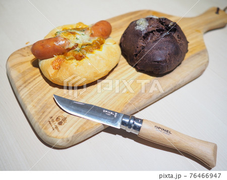 街のパン屋さんで買ったパン　オリーブカッティングボード 76466947