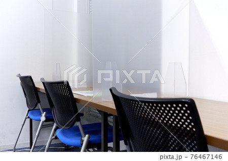 パーテーションで区切られたデスク 76467146