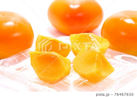 次郎柿 柿の実 デザート 剥き 種無し 明るい背景の写真素材