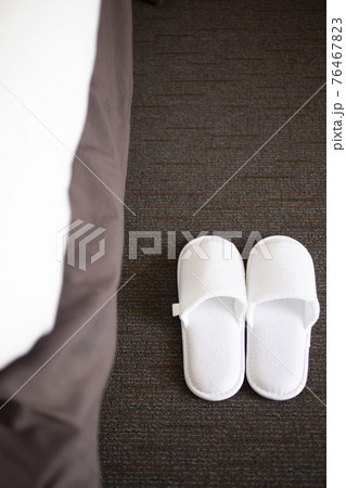 ホテルの白色の使い捨てスリッパ 76467823