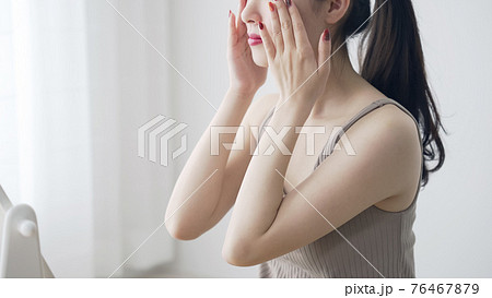 お肌をケアする女性　スキンケア 76467879