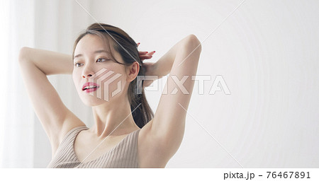 髪を結ぶ女性 ヘアケアイメージ 髪を結ぶ女性 ヘアケアイメージ 76467891