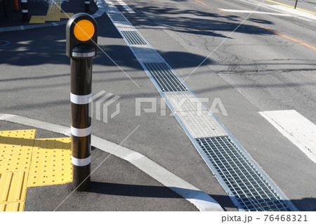 歩道の反射板付き景観型車止めポール 76468321