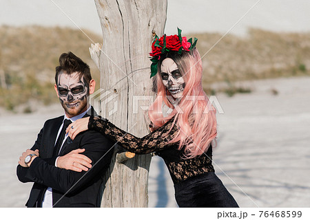 A classy couple with skeleton make up for...の写真素材 [76468599] - PIXTA