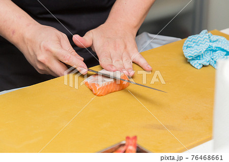 サーモンを切る板前の手元 76468661