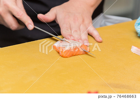 サーモンを切る板前の手元 76468663