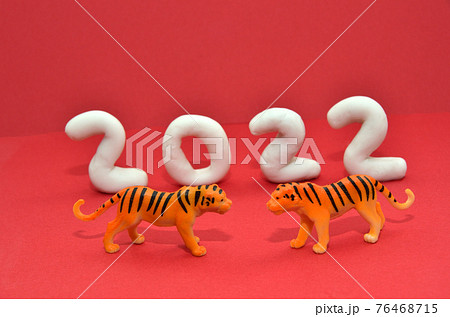 赤バックの2022年年賀状素材・寅年 76468715