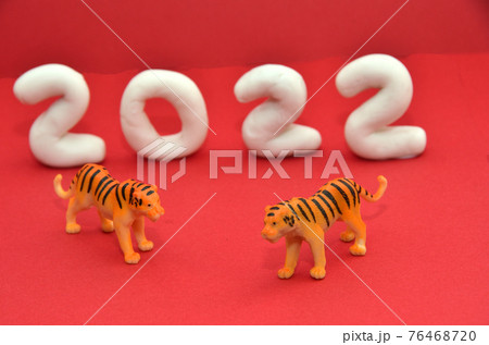 赤バックの2022年年賀状素材・寅年 赤バックの2022年年賀状素材・寅年 76468720