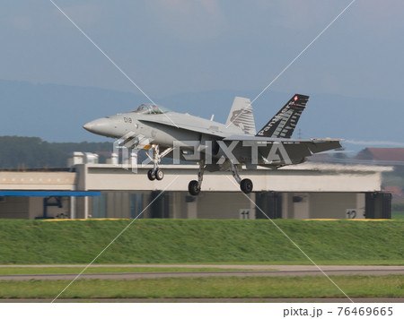 スイス空軍F/A-18Cホーネット着陸 スイス空軍F/A-18Cホーネット着陸 76469665