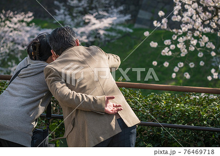 【満開　千鳥ヶ淵の染井吉野を満喫する寄り添う夫婦】 76469718