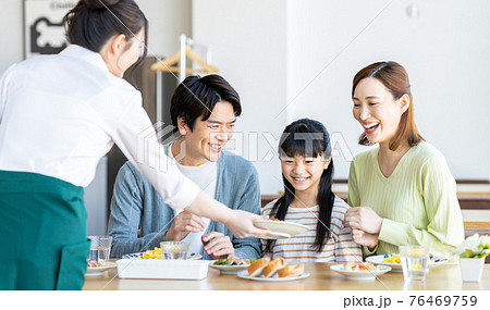 ファミレスの若い家族 ファミレスの若い家族 76469759