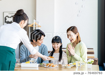 ファミレスの若い家族 ファミレスの若い家族 76469760