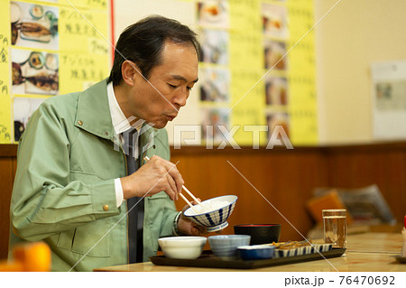定食屋でランチをとる会社員 定食屋でランチをとる会社員 76470692