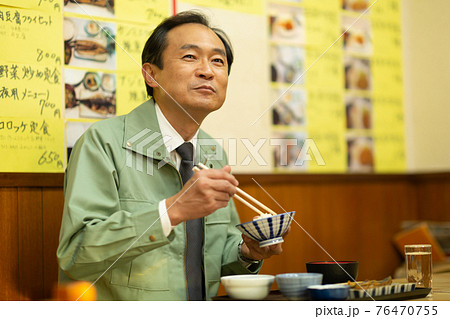 定食屋でランチをとる会社員 定食屋でランチをとる会社員 76470755