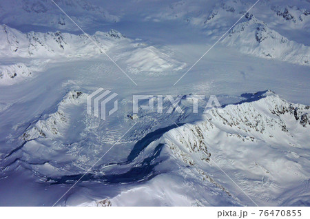 アラスカ、マッキンレー山近くの氷河の航空写真です! アラスカ、マッキンレー山近くの氷河の航空写真です! 76470855