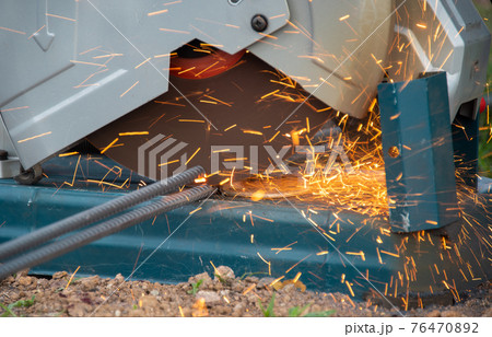 cutting steel bars cutting steel bars 76470892