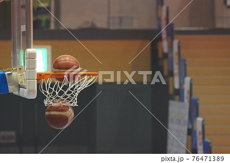 シュートされたバスケットボールがゴールに入る瞬間のゴールネットの写真素材