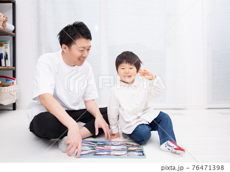子供とパズルで遊ぶ父親 子供とパズルで遊ぶ父親 76471398