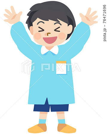 手を広げて喜ぶ園児の男の子 手を広げて喜ぶ園児の男の子 76471696